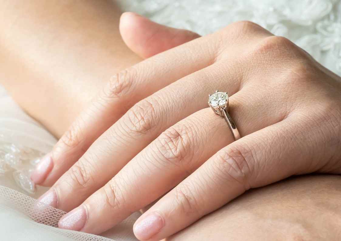 How to choose your engagement ring? Useful Tips - Mj Blog