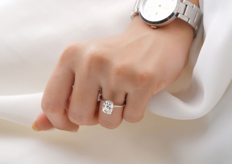 Determining the diamond colour of a ring